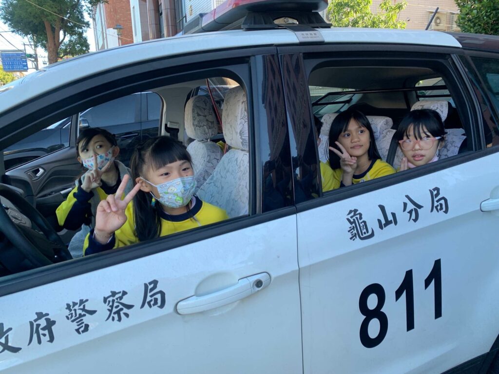 自強國小校外教學-龜山警傳授犯罪預防知識