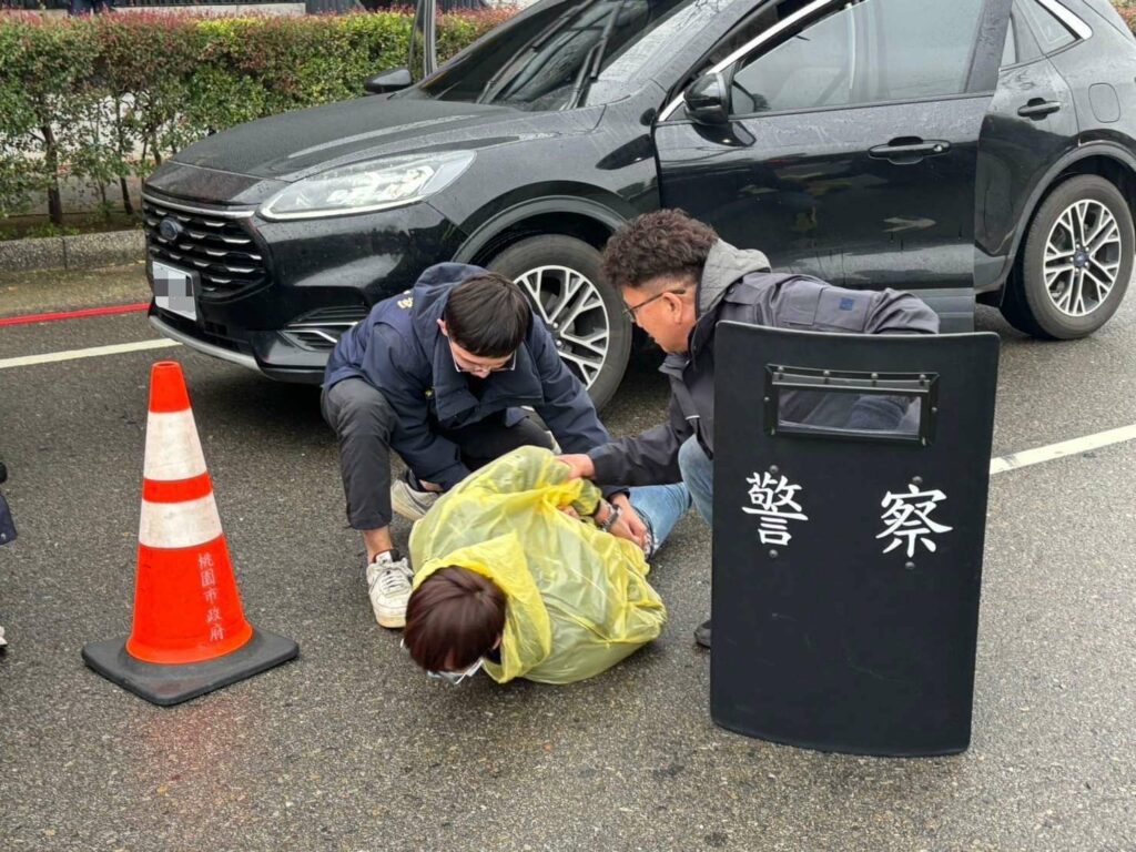 龍潭警前進金融機構-防搶演練逼真登場 