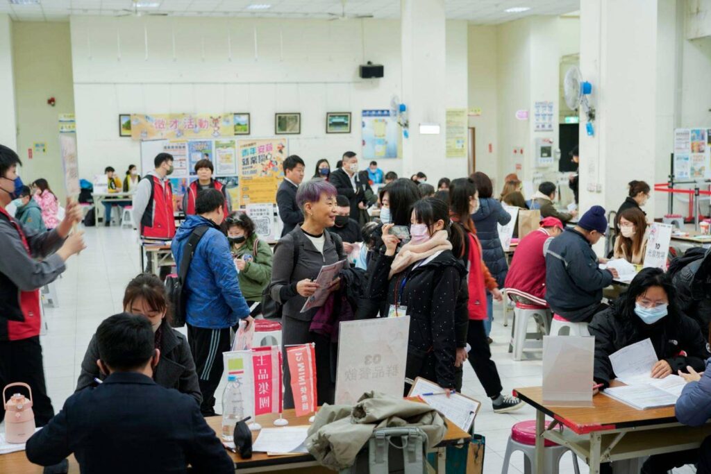 桃園就服處徵才活動陽明公園市民活動中心登場-吸引百位民眾參加