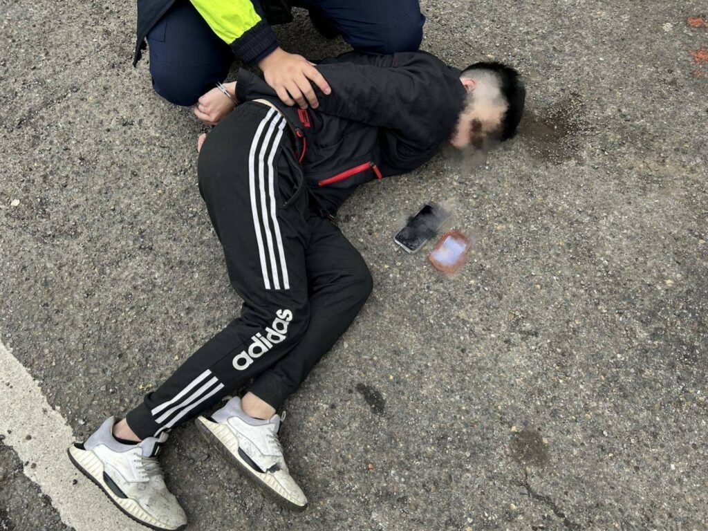 【有片】桃警埋守超商逮車手-追逐3百公尺當街壓制