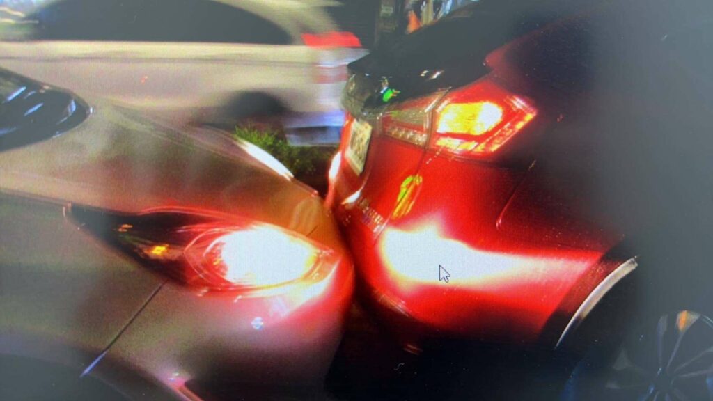 【有片】情侶開車等紅燈開把握時間熱吻-下秒直接撞前車