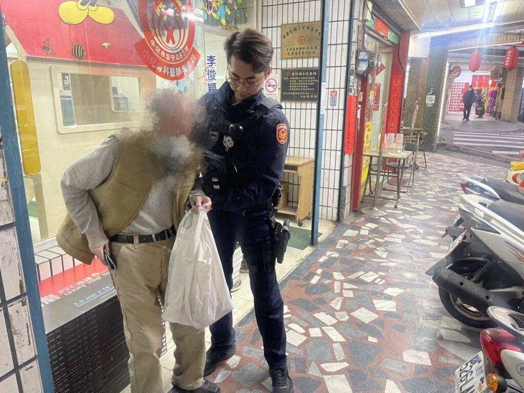 7旬老翁寒天裡癱坐路旁-民眾熱心攙扶報警助返家