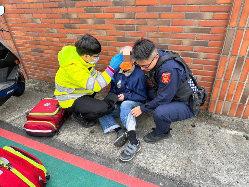 9旬翁因1原因倒臥路上-大園警即刻救援