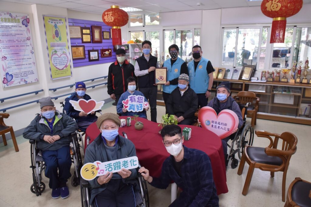 歲末送愛至東區老人之家-魏嘉彥致贈長者春節禮金