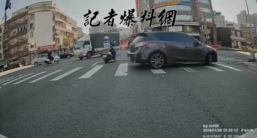 霸道小貨車！猛按喇叭強行左轉-小客車驚險閃躲