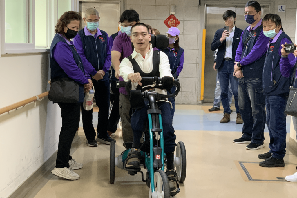 愛心協會捐贈復健三輪車-八里愛心教養院院生首度享受騎車樂趣