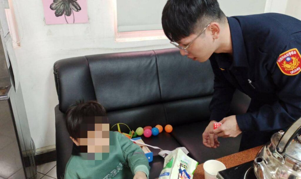 4歲男童迷路急哭-大園警扮保母安撫情緒