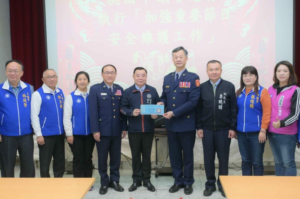 維護市民春節安全-邱奕勝贈慰勞金體恤警、消辛勞