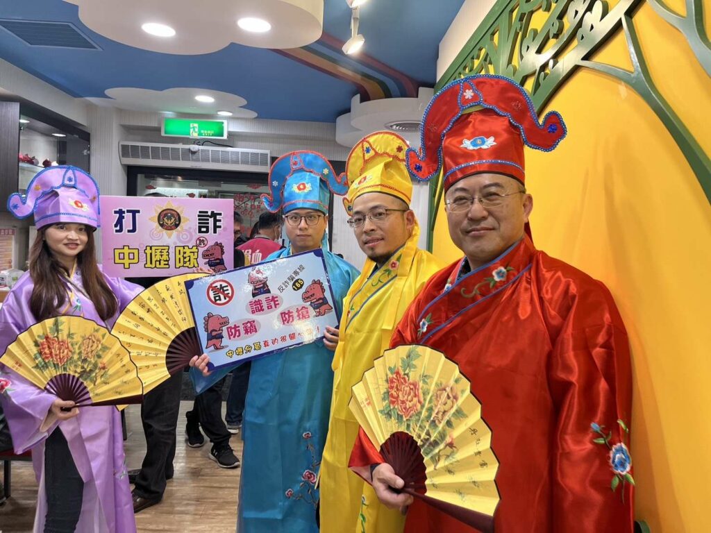 壢警四大才子前進捐血站-強化民眾識詐、防竊觀念