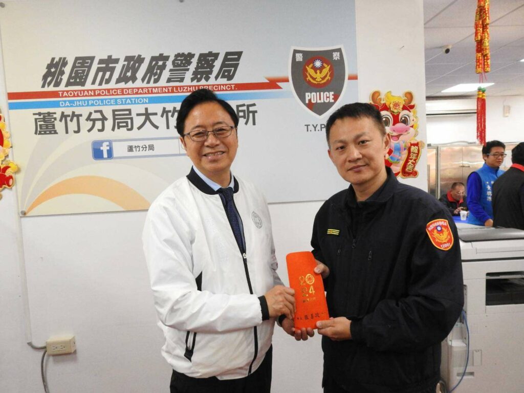 蘆竹警春節守護治安不打烊-張善政親自頒發慰勞金