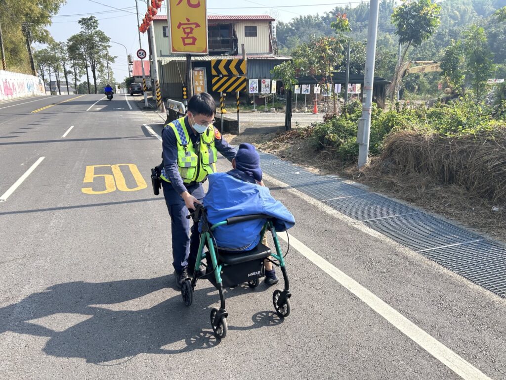 老翁獨自坐輪椅外出體力不支-暖警推他走2公里回家