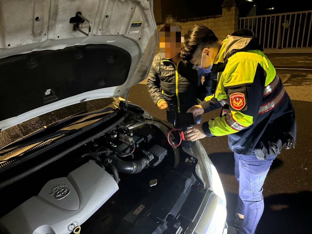 下班汽車拋錨險無法返家-楊梅暖警即刻救援