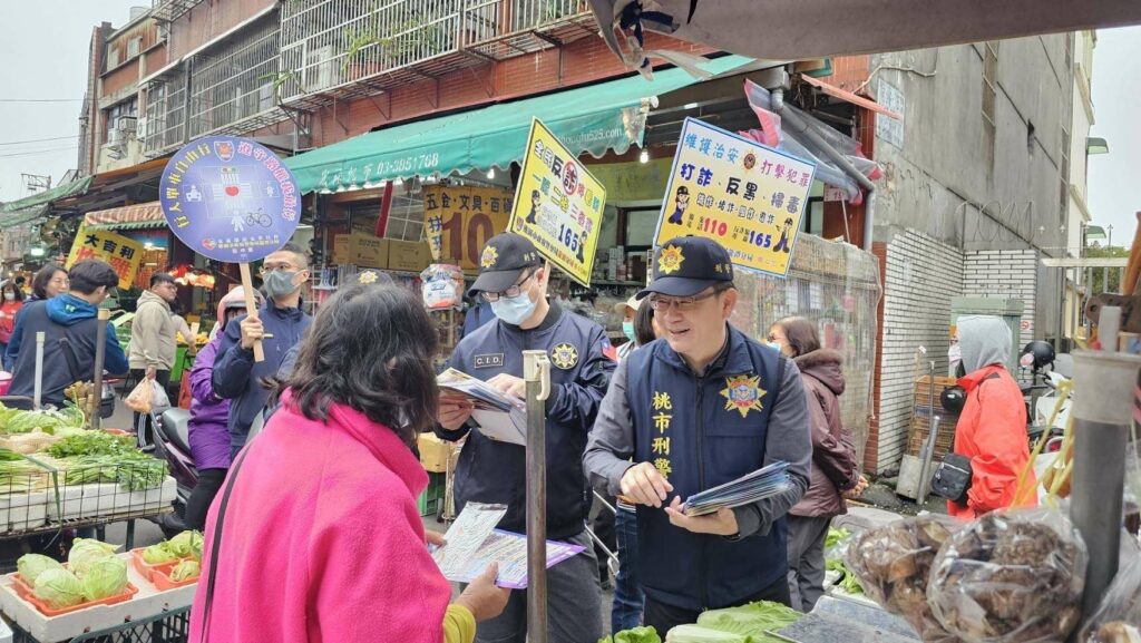 龍潭警傳統市場發錢母-加強民眾自我保護意識