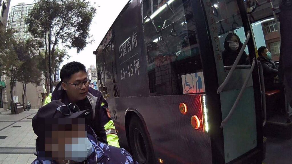 輔助器沒電男子受困路旁-警用這招平安護送返家