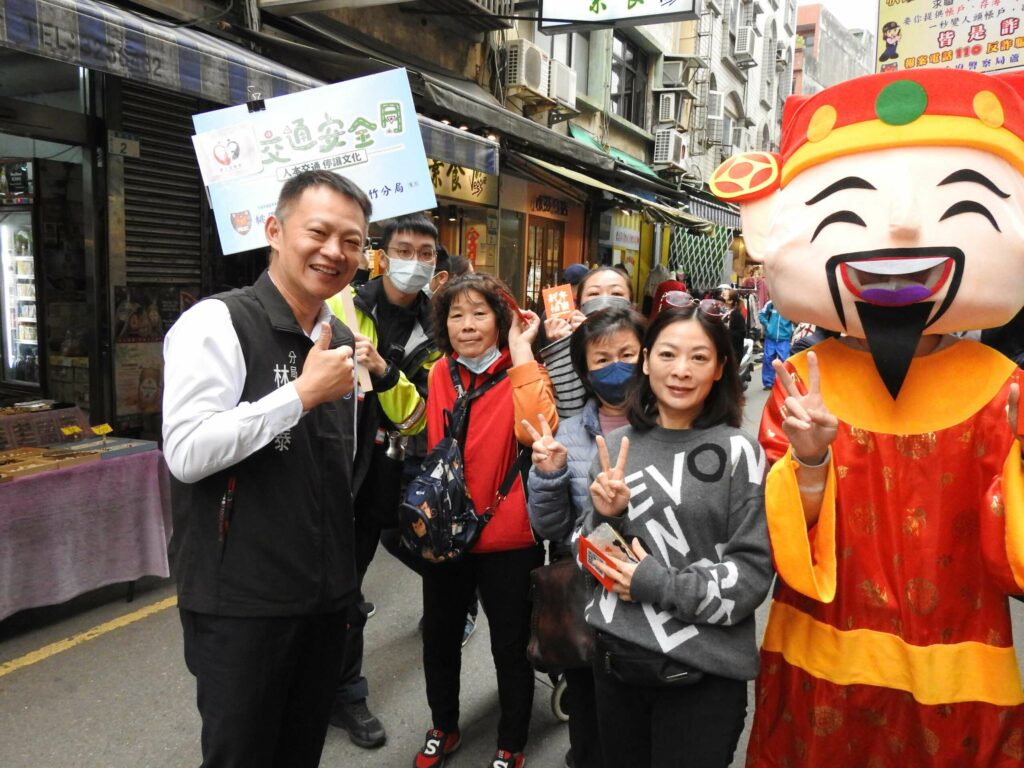 加強春節安全宣導-蘆竹警巧扮財神爺市場發紅包
