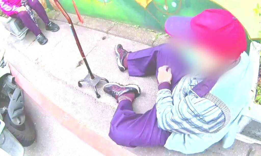 7旬翁夫婦突發不適跌坐路旁-八德暖警助送醫