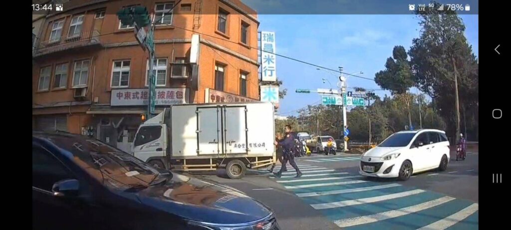 貨車突拋錨卡路中駕駛著急-桃警助推車解圍