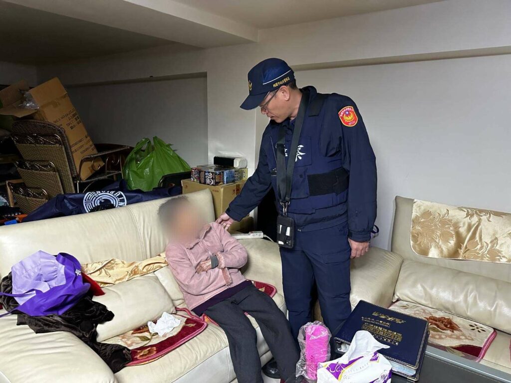 9旬老嫗迷途路邊徘徊-八德暖警助平安返家