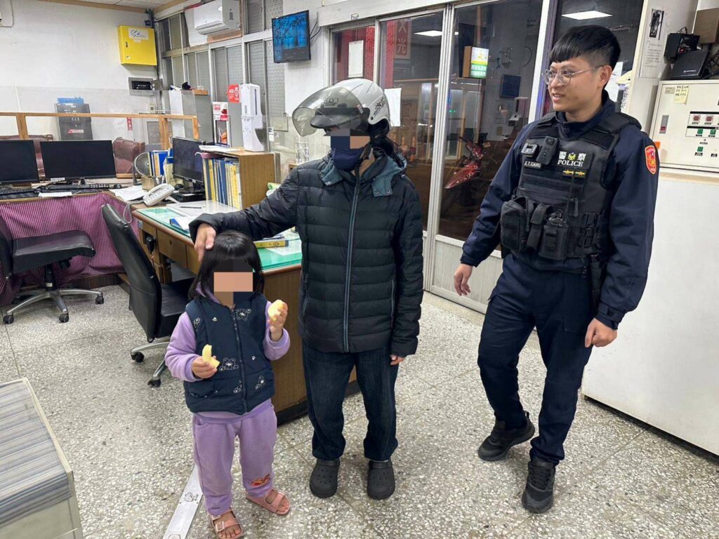 睡夢中警察來電「4歲女兒偷溜出門」-結局讓她無奈笑了