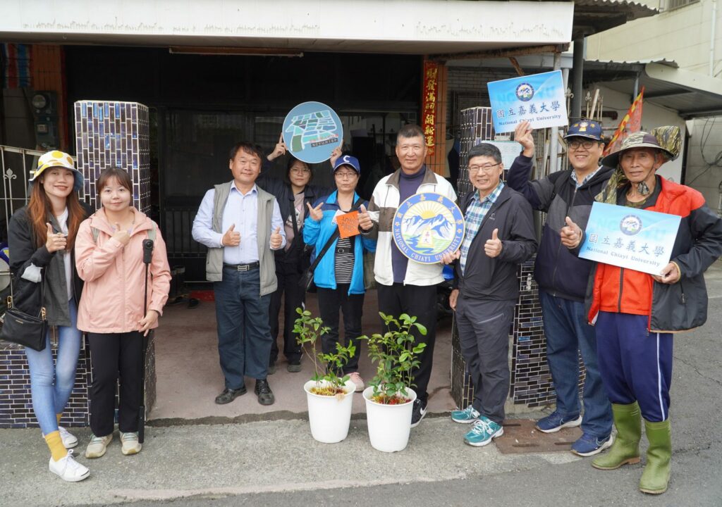 嘉義大學師生走入社區實踐usr　親送福貴盆栽向里民拜早年