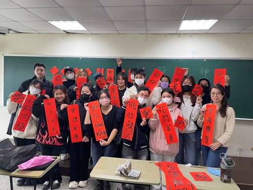 開南大學春聯書法活動-邀外籍生揮毫跨文化交流