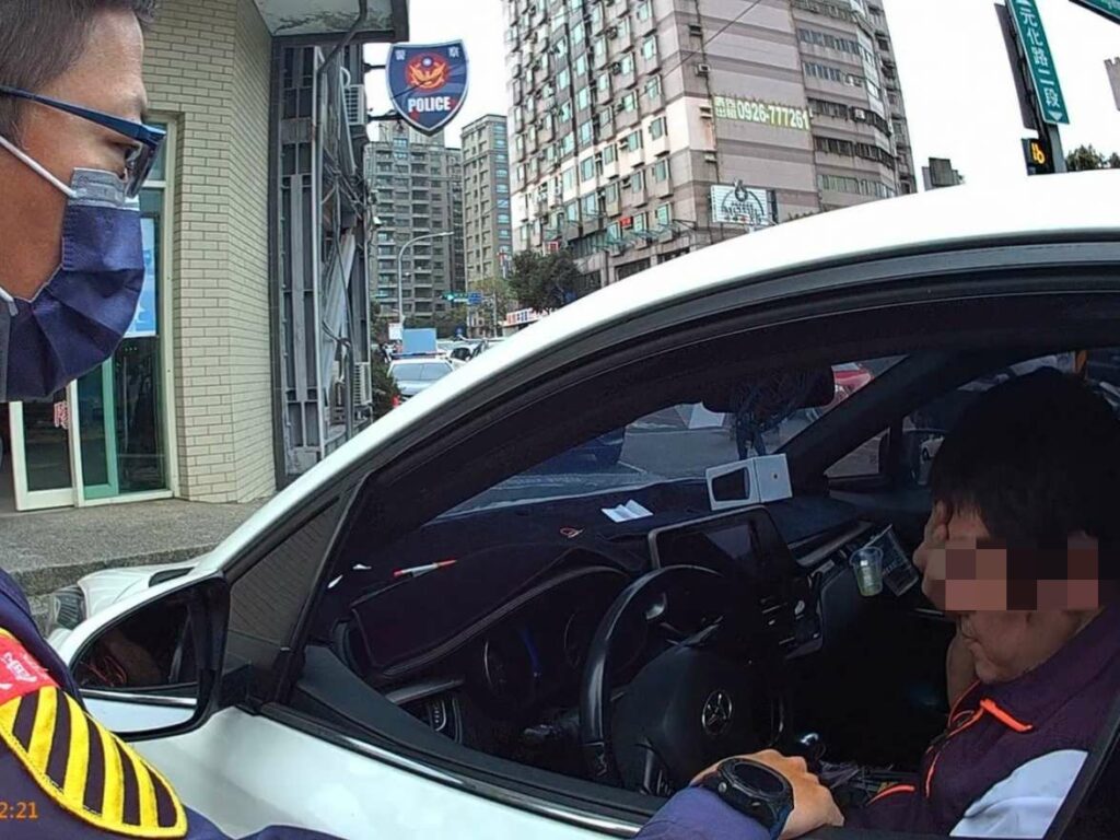 男子1原因駕駛座上沒動靜-壢警上前急關心