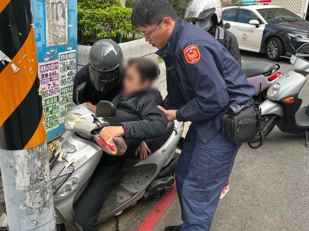 7旬婦低血糖暈厥自撞電桿-平鎮警民即刻救援