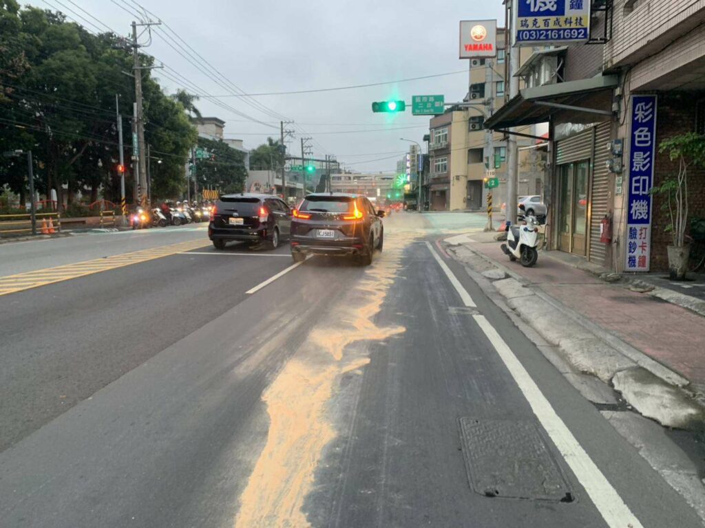 路面一片油漬恐釀行車危險-桃警鋪木屑協助排除