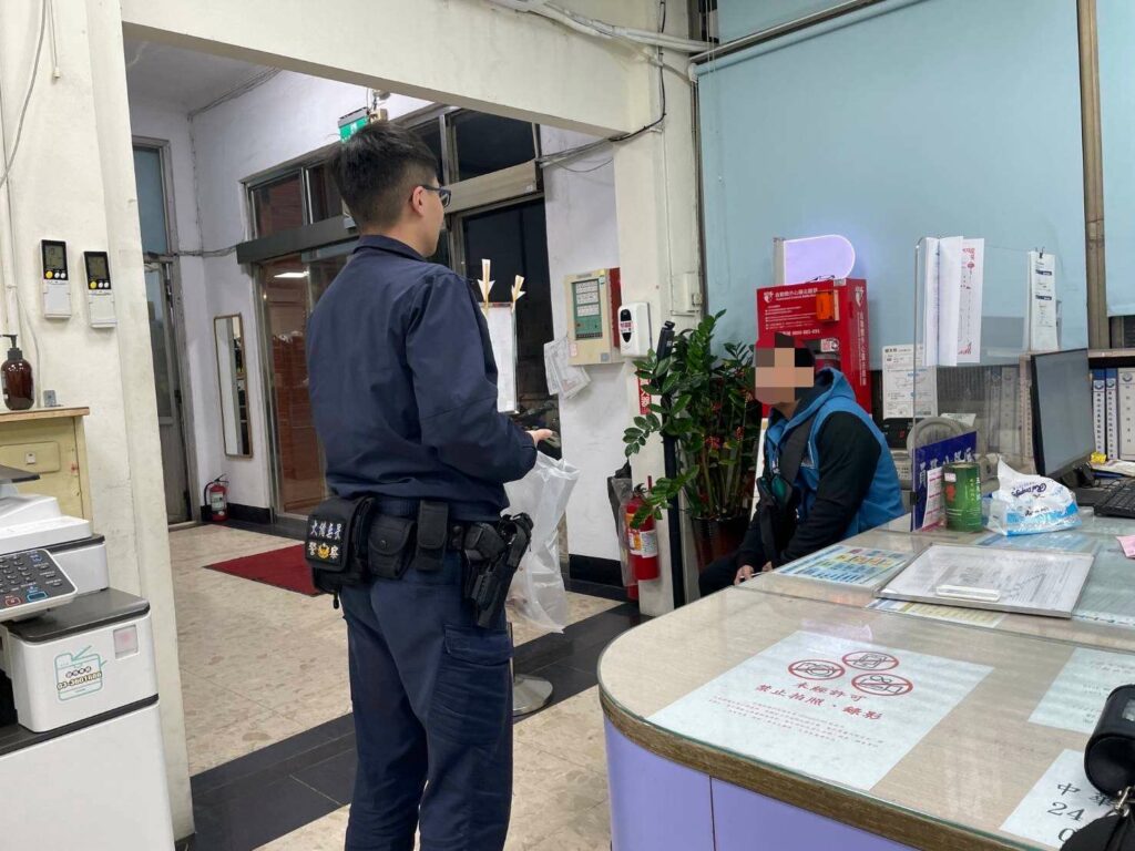 男子1原因深夜滯留郊外-楊梅暖警助他回家