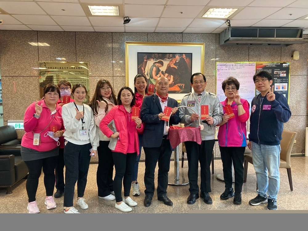 桃園社會局長陳寶民慰問長照機構-向長輩拜年