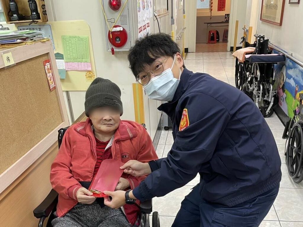 壢警前進長照中心-向長輩拜早年