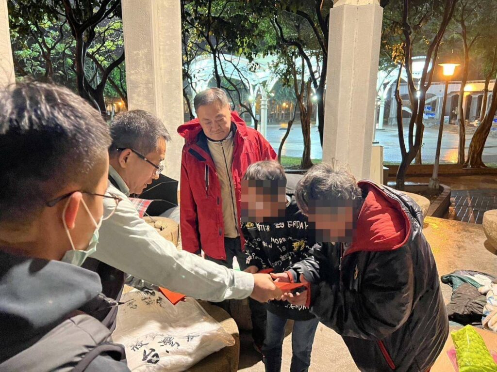 桃警寒天送暖關懷街友-贈紅包、物資祝安心過年