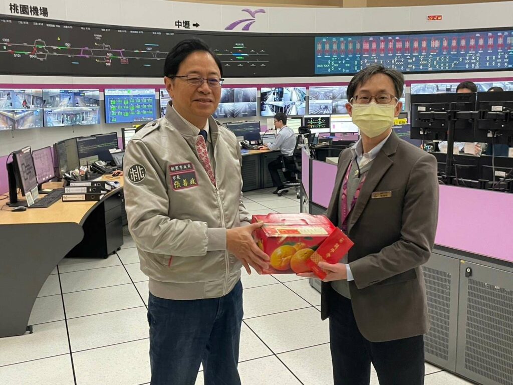張善政前往運輸場關心春節疏運-慰問值勤人員辛勞
