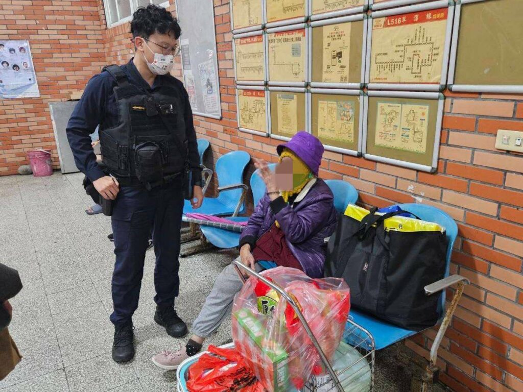 觀音瘖啞老婦買年貨坐過站-大園警比手畫腳查出身分