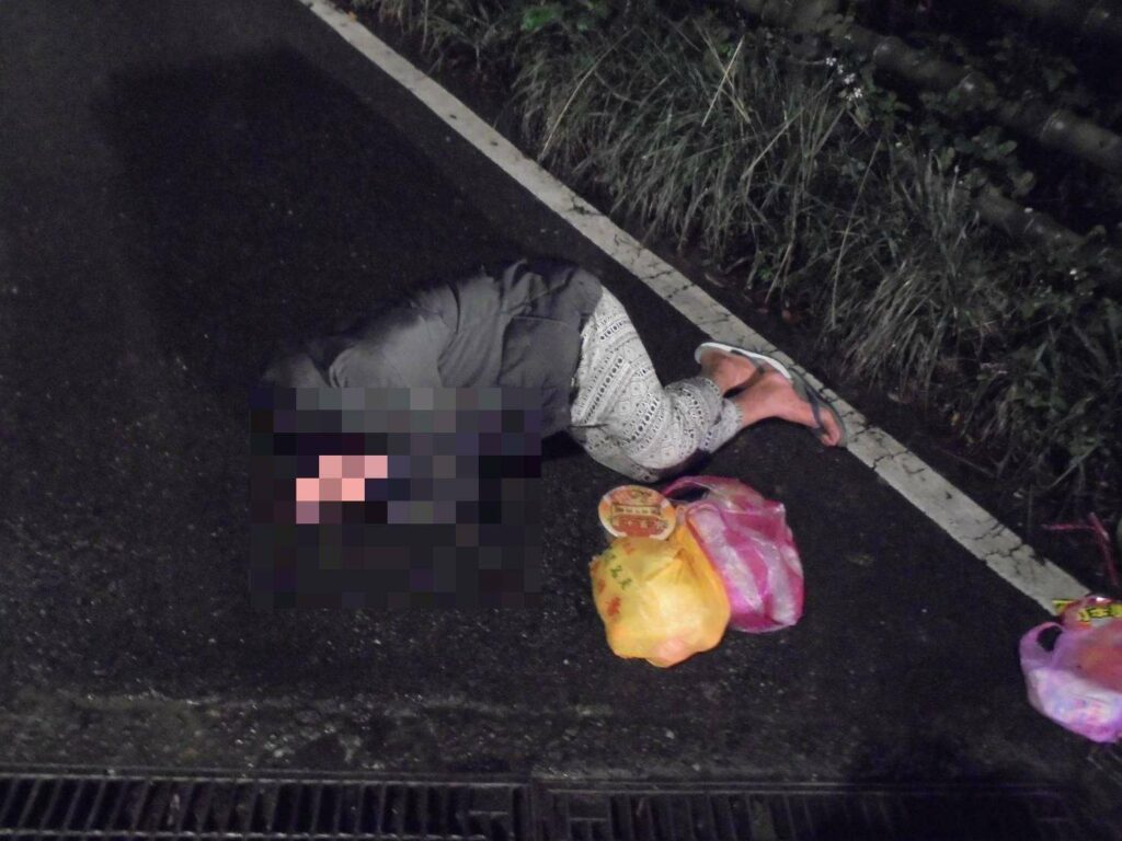男喝茫躺路邊呼呼大睡-大溪警護送返家