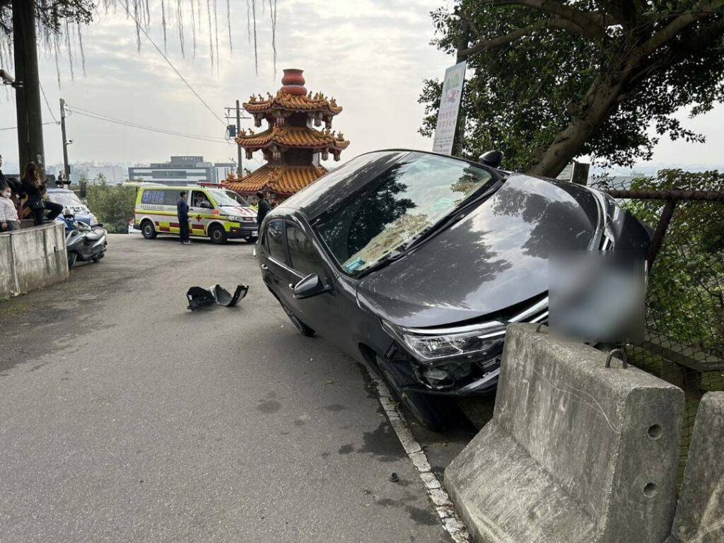 【有片】7旬翁停車暴衝-波及3輛汽車2路人受傷