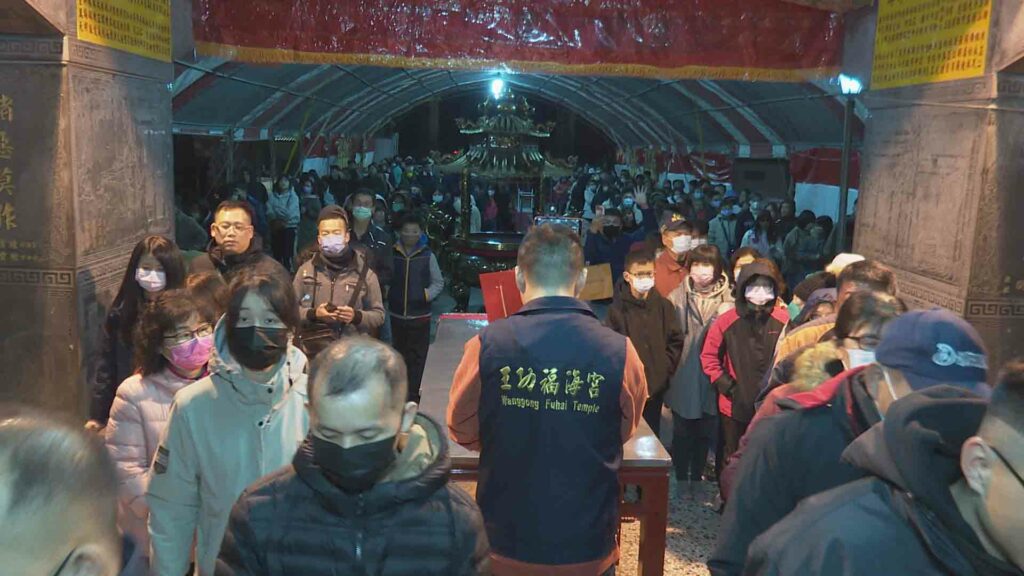 影音/彰化福海宮搶頭香-信眾大排長龍