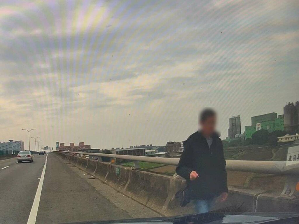 太想家！男子徒步上台66-平鎮警即刻救援