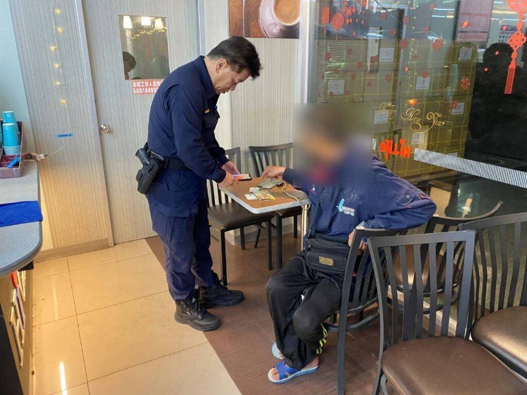 春節愛心不打烊-蘆竹警助弱勢民眾申請急難補助