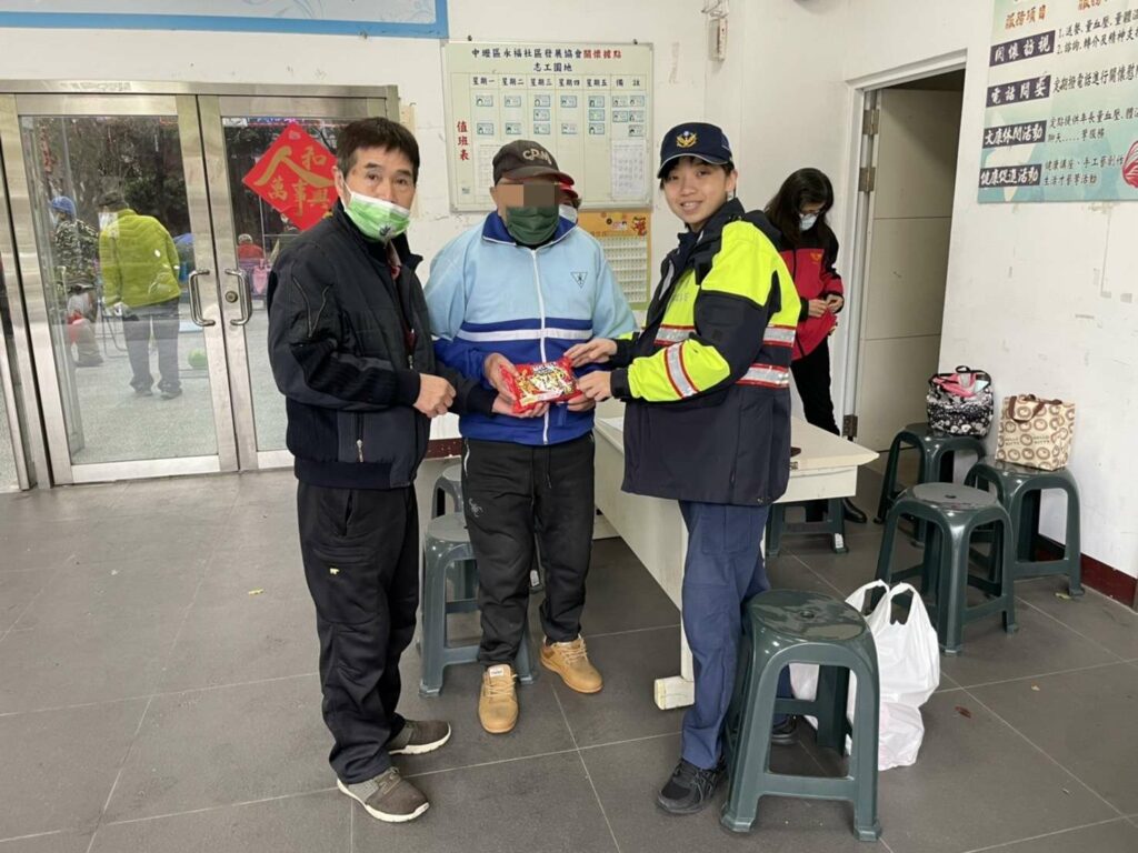 中壢女警攜手里長-贈暖暖包助弱勢過好年