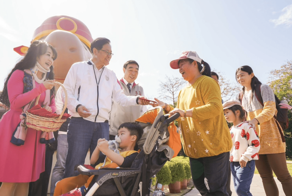 張善政發「龍平安」福袋-桃園遊客添福氣、祈平安喜樂