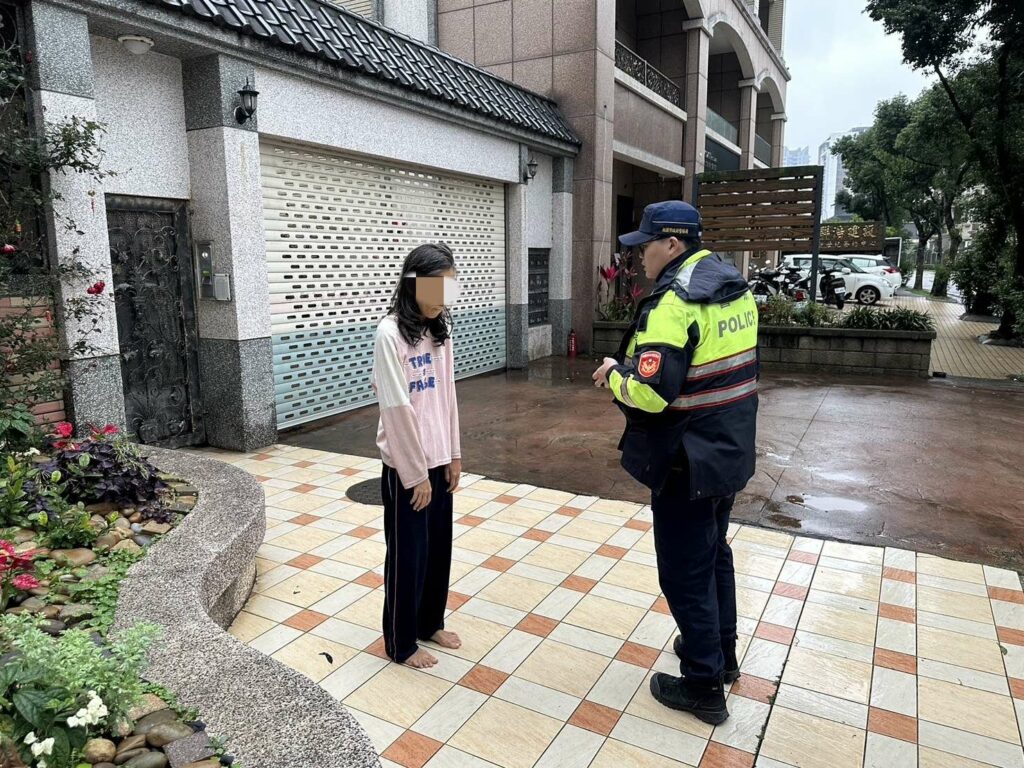 女打赤腳淋雨引警民關心-父心疼曝背後原因