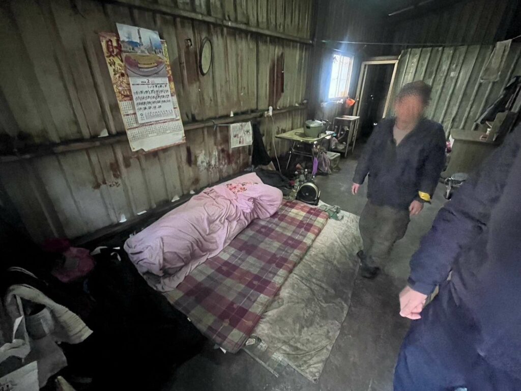 6旬翁患語言障礙靠撿回收維生-龜山警贈愛心物資