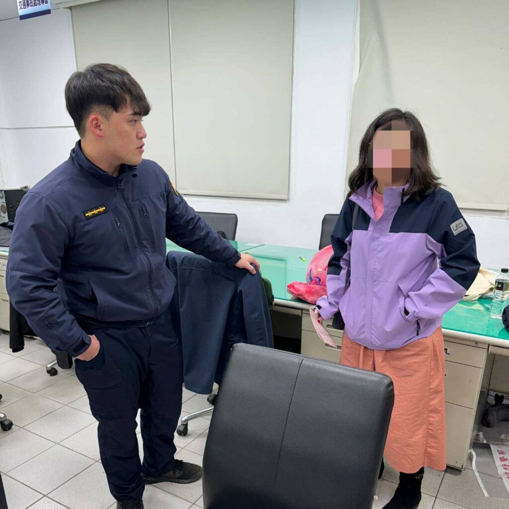 咖啡廳打烊仍不願離去-大園警助精神失常婦返家