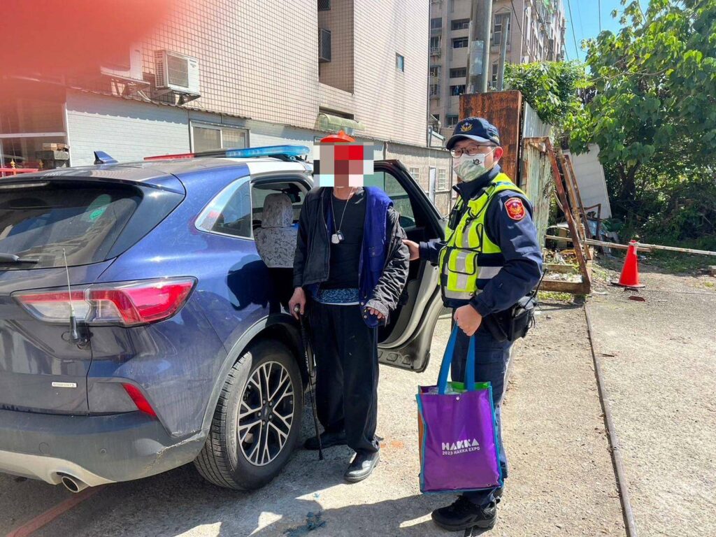 大溪警揪感心-助獨居中風翁返家