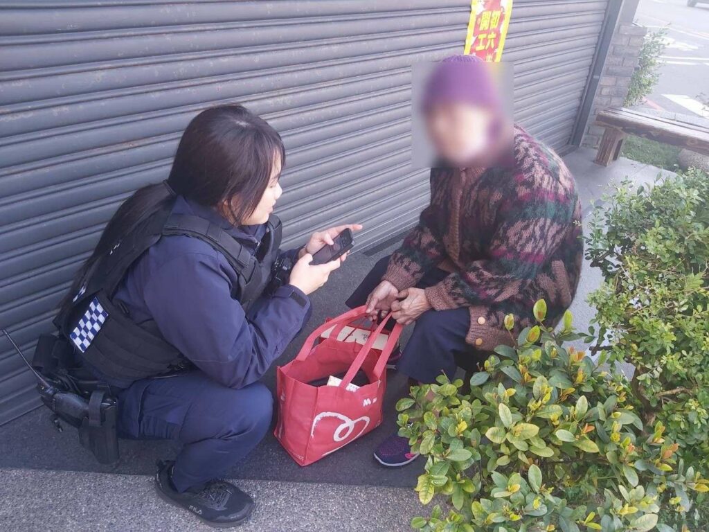 8旬婦探親途中失智症發作-平警伸援化解驚魂