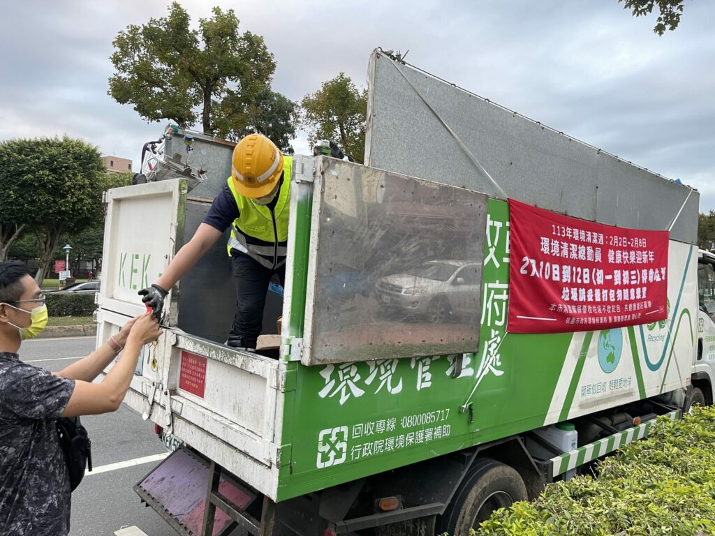 桃園清潔隊收逾15萬紅包-轉贈社福團體做公益