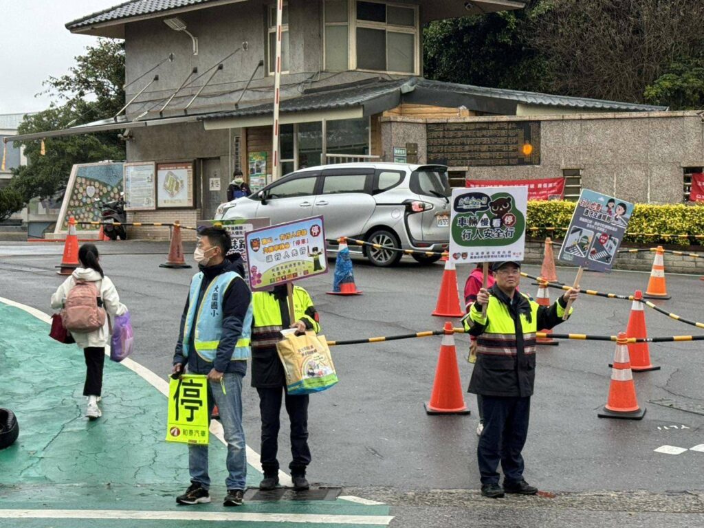 開學首日大園警加強交通疏導-讓學童平安、家長安心