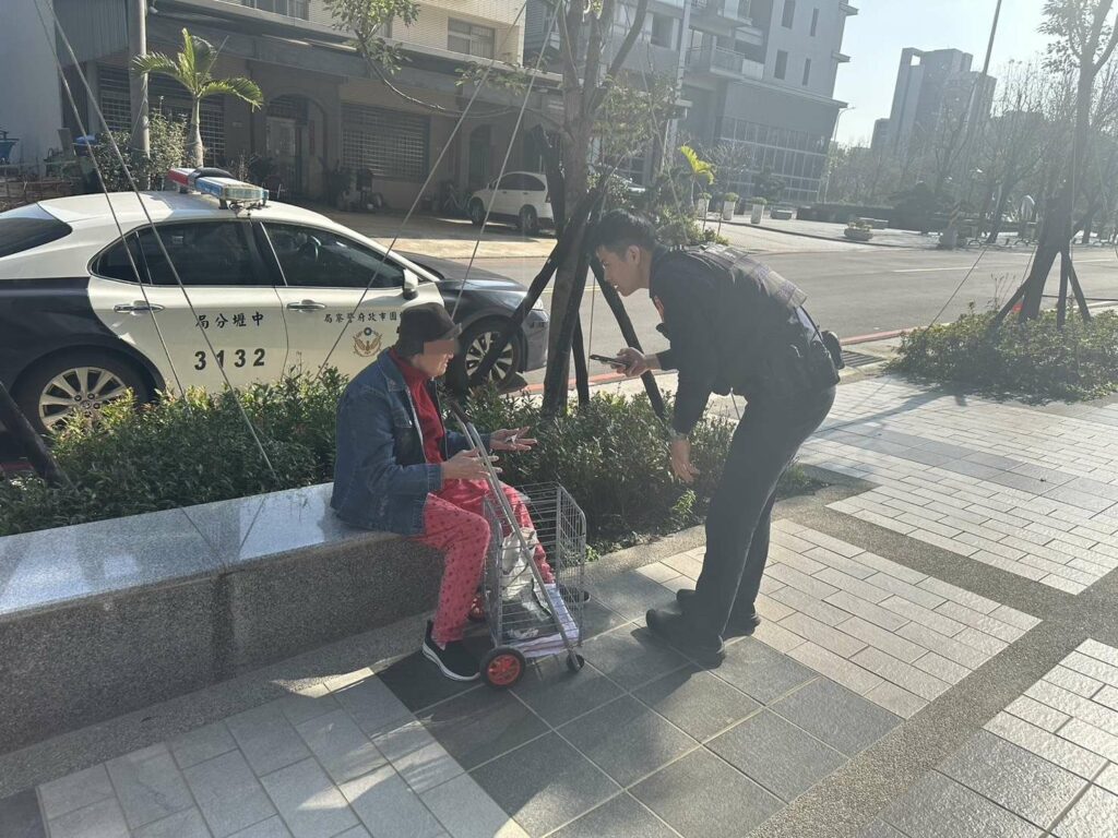 8旬老婦外出體力不支倒地-中壢暖警助平安返家