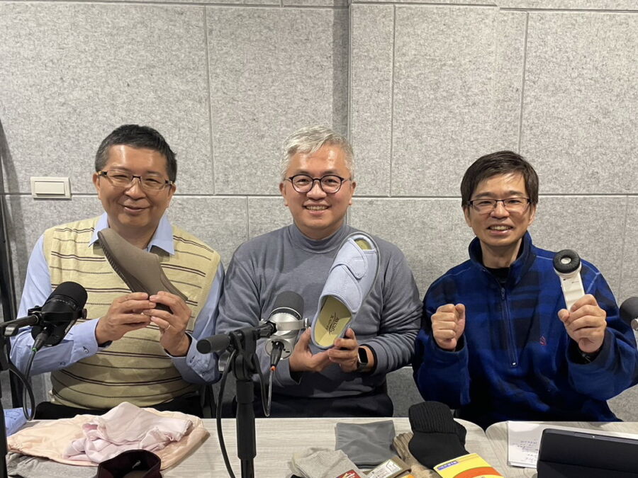 百工百業》樂齡族必備用品　平底鞋、保暖襪、輔聽器、一夜乾